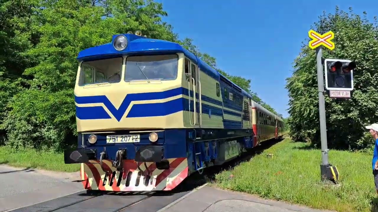 Železniční přejezd Hrušovany nad Jevišovkou [1] + Historické jízdy - 21.6. 2025
