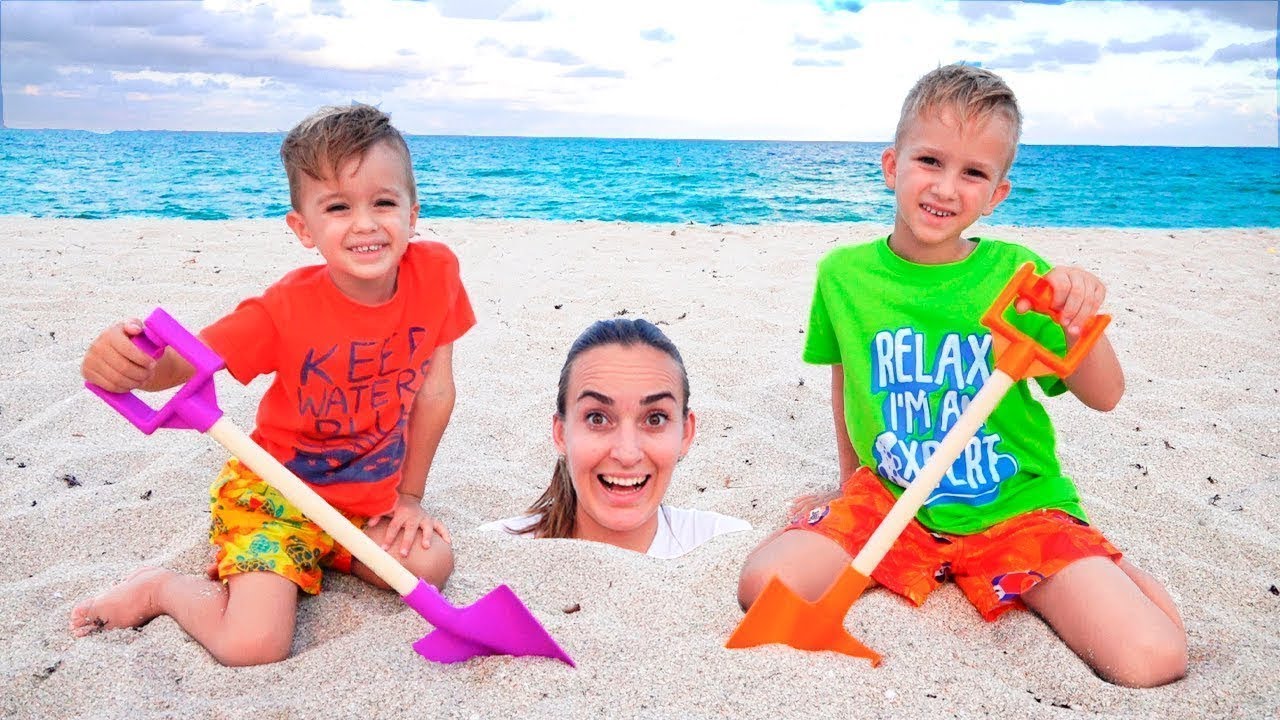 &iexcl;Vlad y Nikita pasaron un d&iacute;a divertido en la playa! Jugando con mam&aacute; y arena