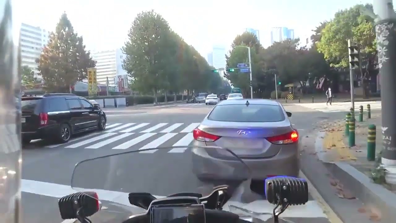 Южная Корея: Полицейский мотоцикл сопровождает машину скорой помощи в час пик