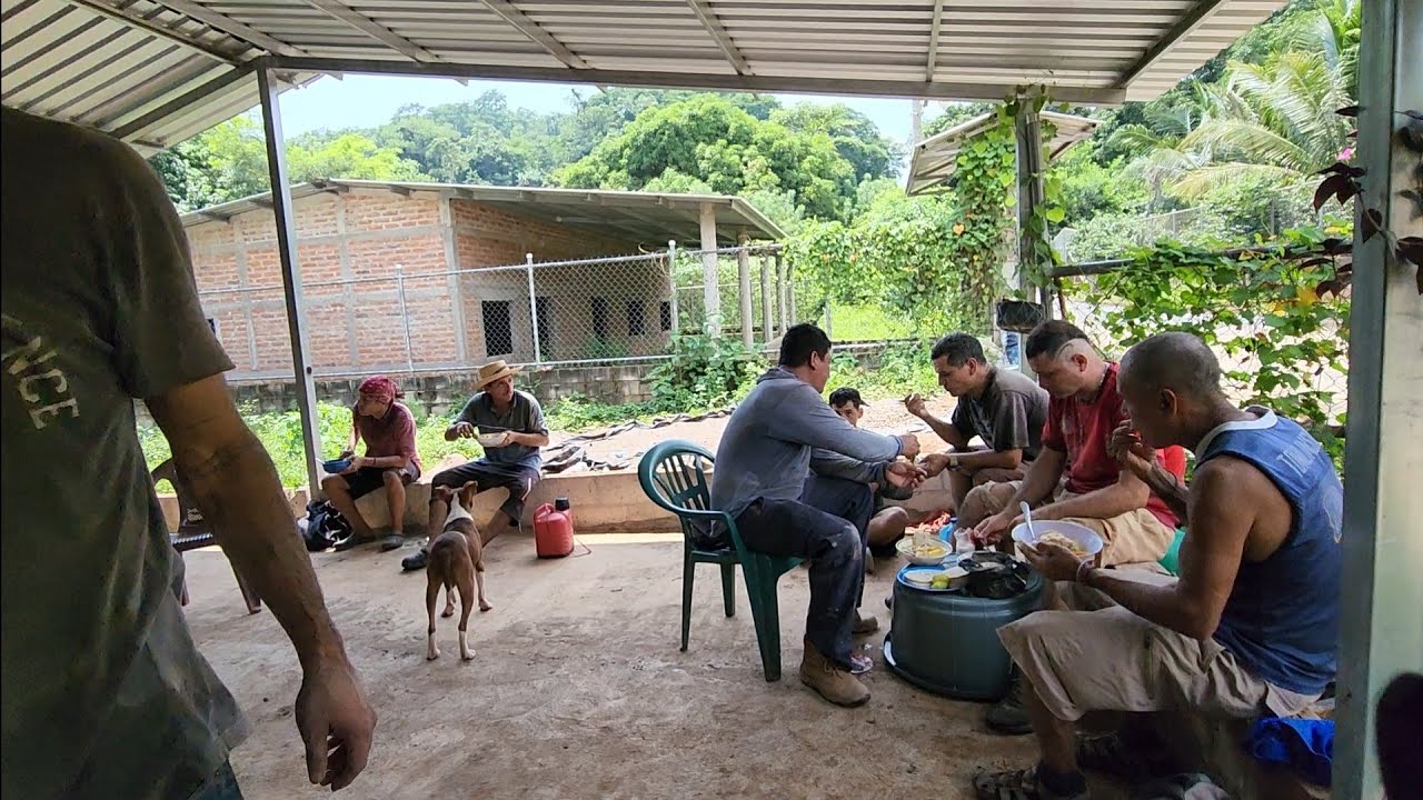 ALMORZANDO UN SOPON DE POLLO CON LOS TRABAJANDORES DE LA CALLE