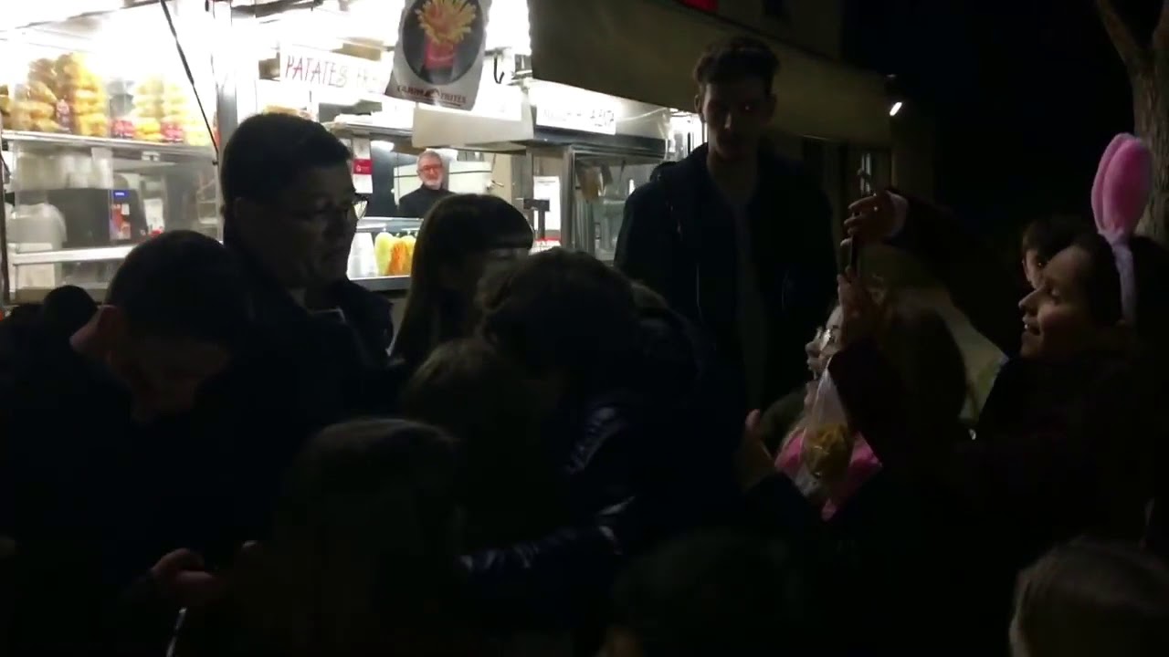 ||Aitana recibe a sus fans en Sant Climent||