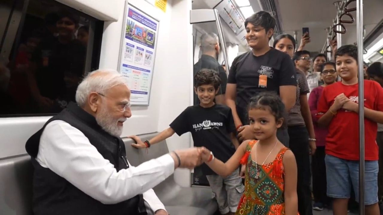 A ride to remember! PM Modi casually takes the metro to SRCC, interacts on the way&hellip;