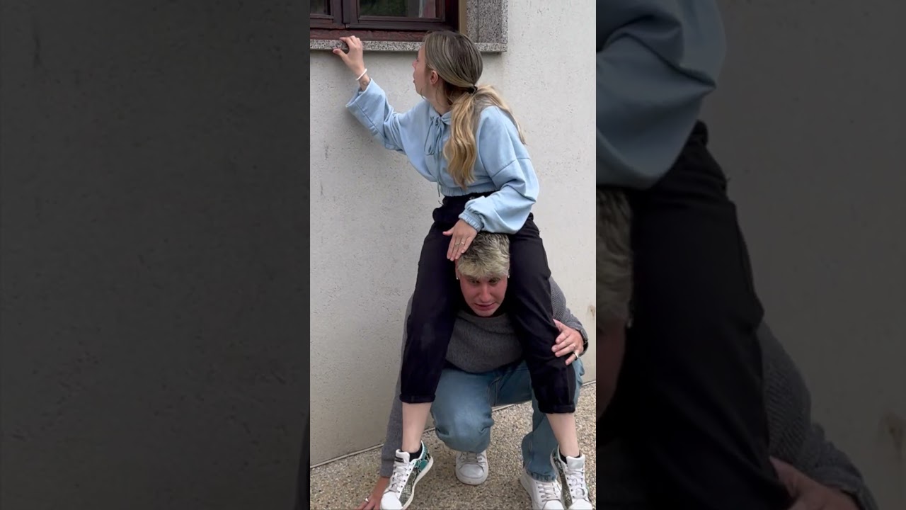 Aurora scopre che Pap&agrave; Mike e Laura la spiano dalla finestra per vedere il diario segreto! #shorts
