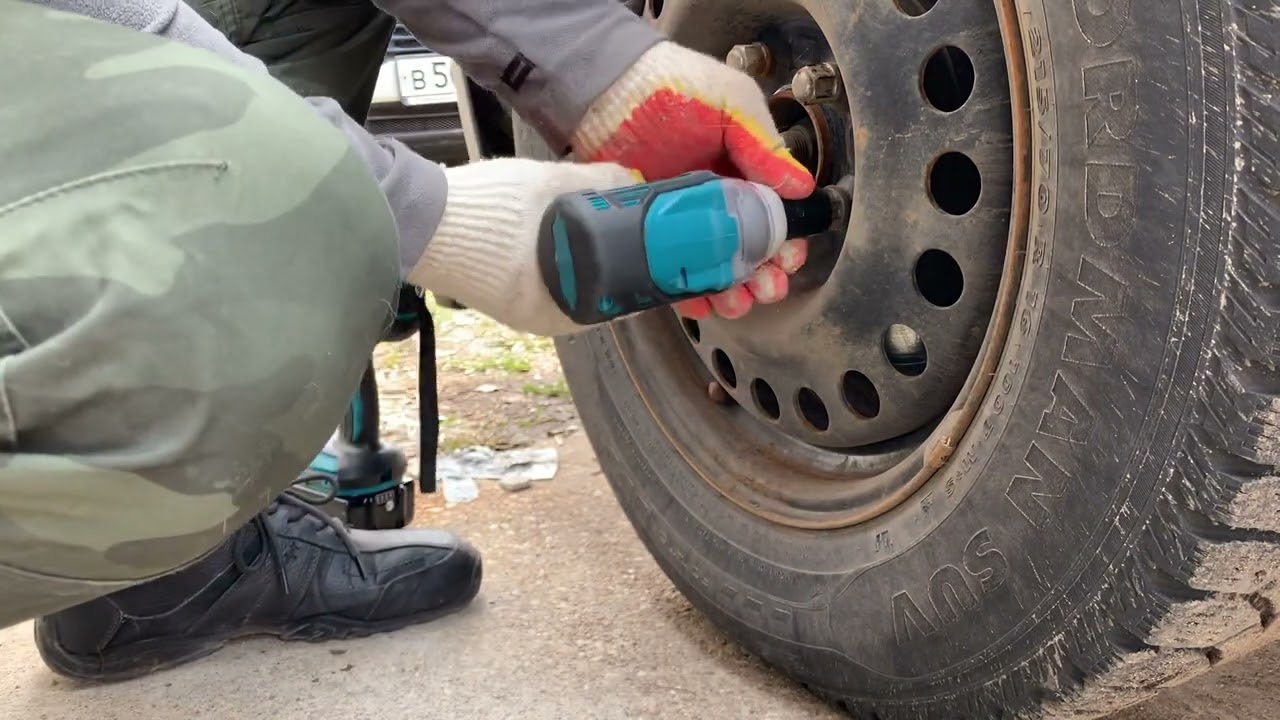 Откручивание колесных гаек после зимы Makita DTW190