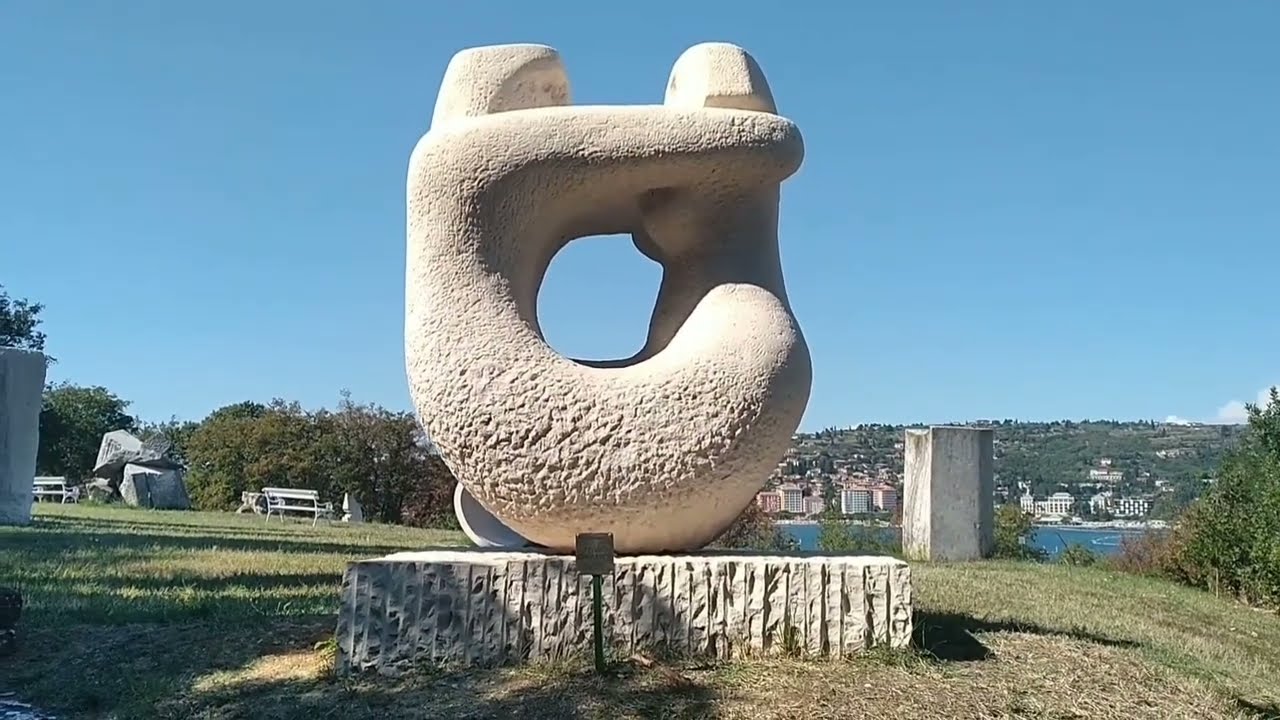 Необычные мраморные скульптуры Форма Вива на полуострове Сеча в Пиранском заливе,Словения.