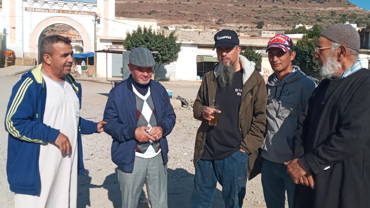 ديما ريف في جولة بجماعة بني سيدال الجبل صباح اليوم مع بائع السمك قرب دار الشباب رفقة أهالي البلدة.