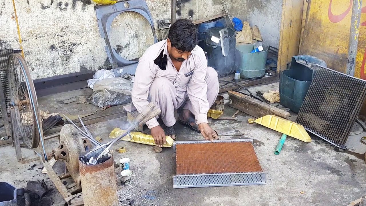 Roadside Mechanic Using Brilliant Technique To Make a Truck Radiator
