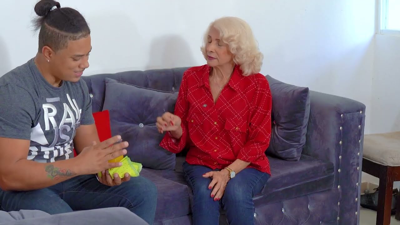 Hay abuelita millonaria que no pueden andar sola ya encontro un nuevo amor