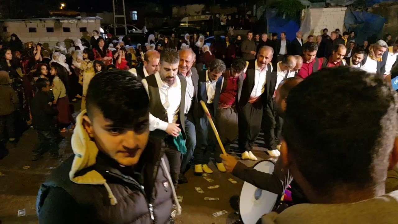 Zurnaci nimet caliyor diyarbakir foklor hocası şiraz hoca oynuyor