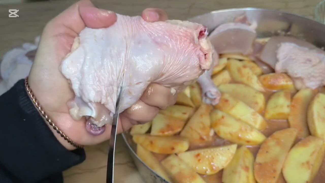 صينية بطاطس بالفراخ في الفرن بطعم خرافي… هتعمليها كل أسبوع! 😋🍗🥔