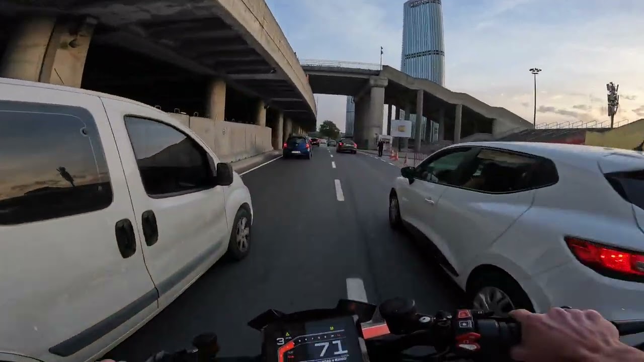 1290 SuperDuke R İSTANBUL TRAFİĞİ GAZLAMA