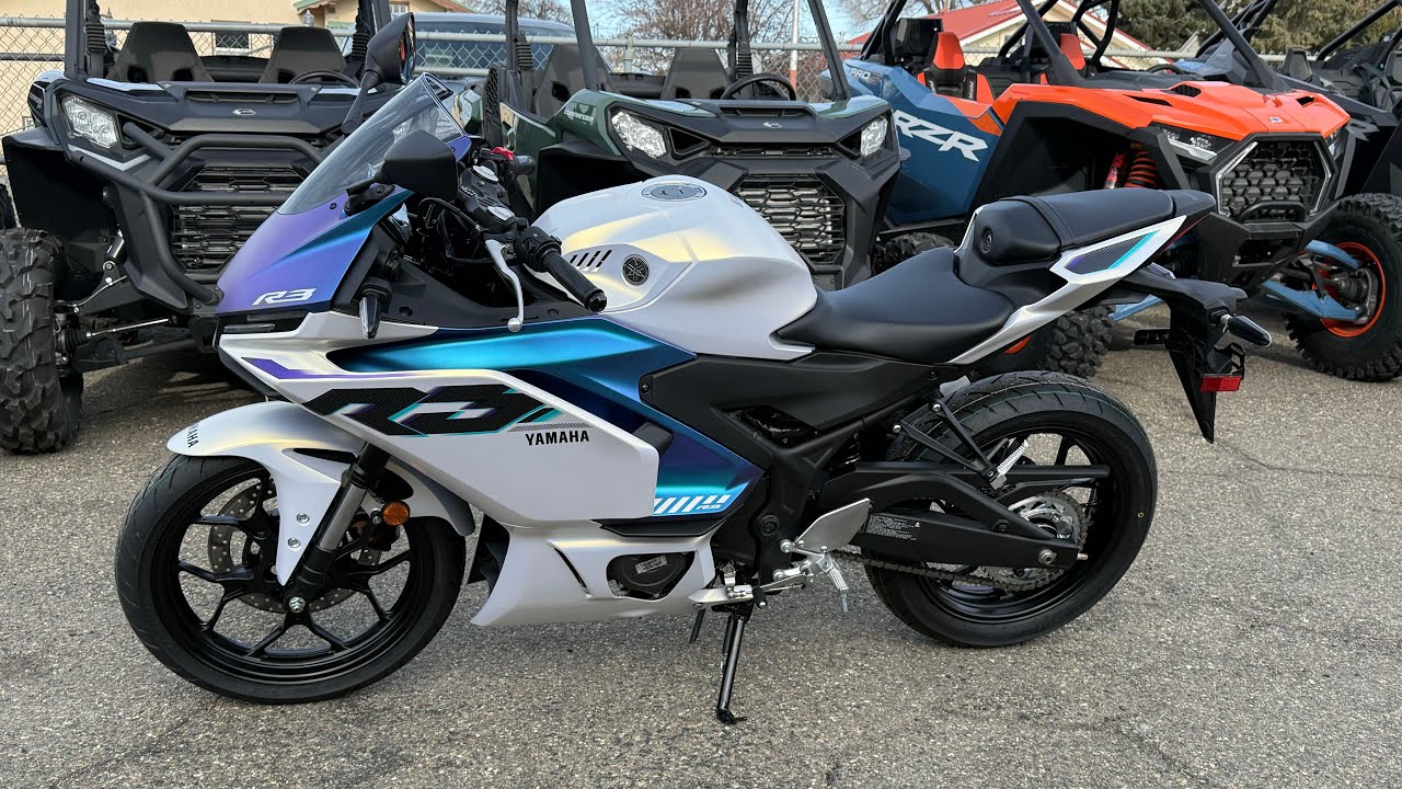 2025 Yamaha R3 in Lunar White / Nebula Blue