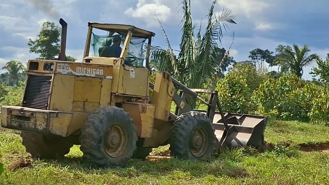 Como começar um bebedouro com a carregadeira #construção #automobile #maquina 