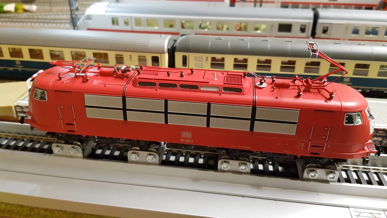 Modelleisenbahn die BR 103 von ESU 31175 mit Interregiowagen.