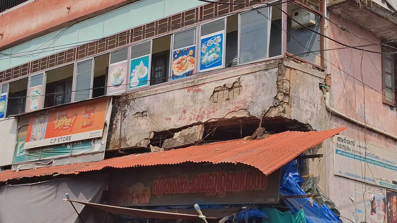 കണ്ണ് തുറക്കണം, നടപടി ഉണ്ടാവണം; വടകരയിലുമുണ്ട് അപകടം പതിയിരിക്കുന്ന കെട്ടിടങ്ങളേറെ