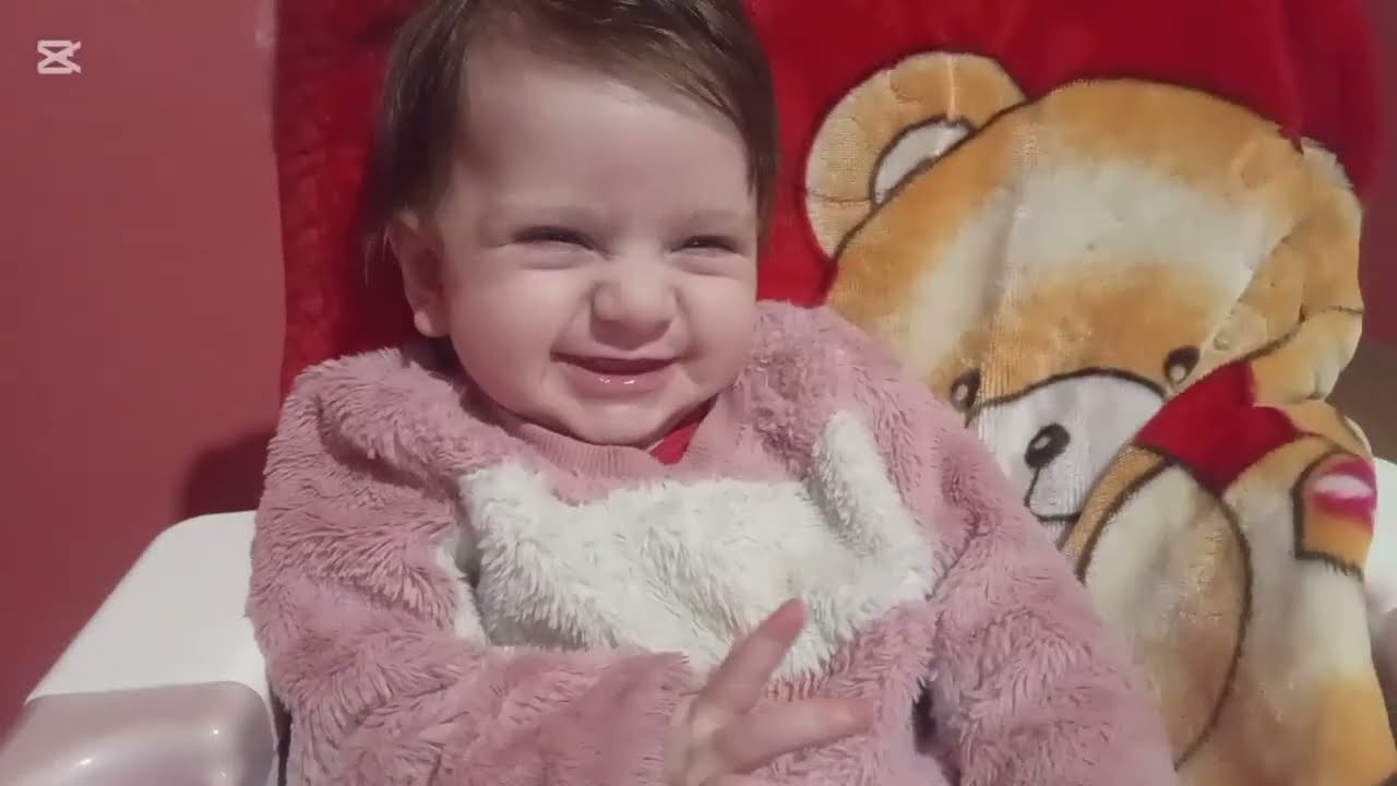 De la școală acasă și ce zîmbete  frumoase face Sara la cameră⁉️