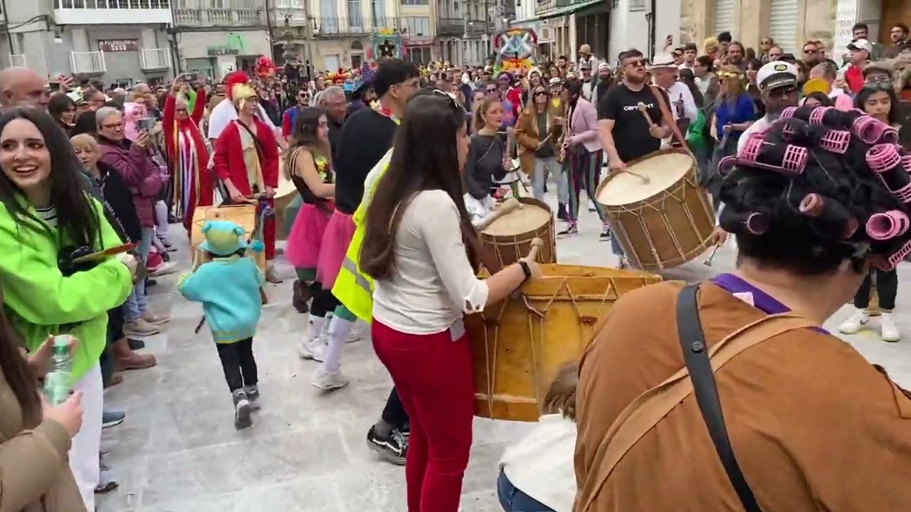 O Folión Alternativo pechando o desfile