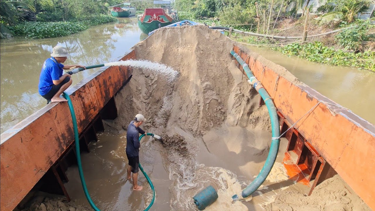 Quá trình bơm xà lan cát vàng san lấp nền nhà/The process of pumping sand barges into the foundation