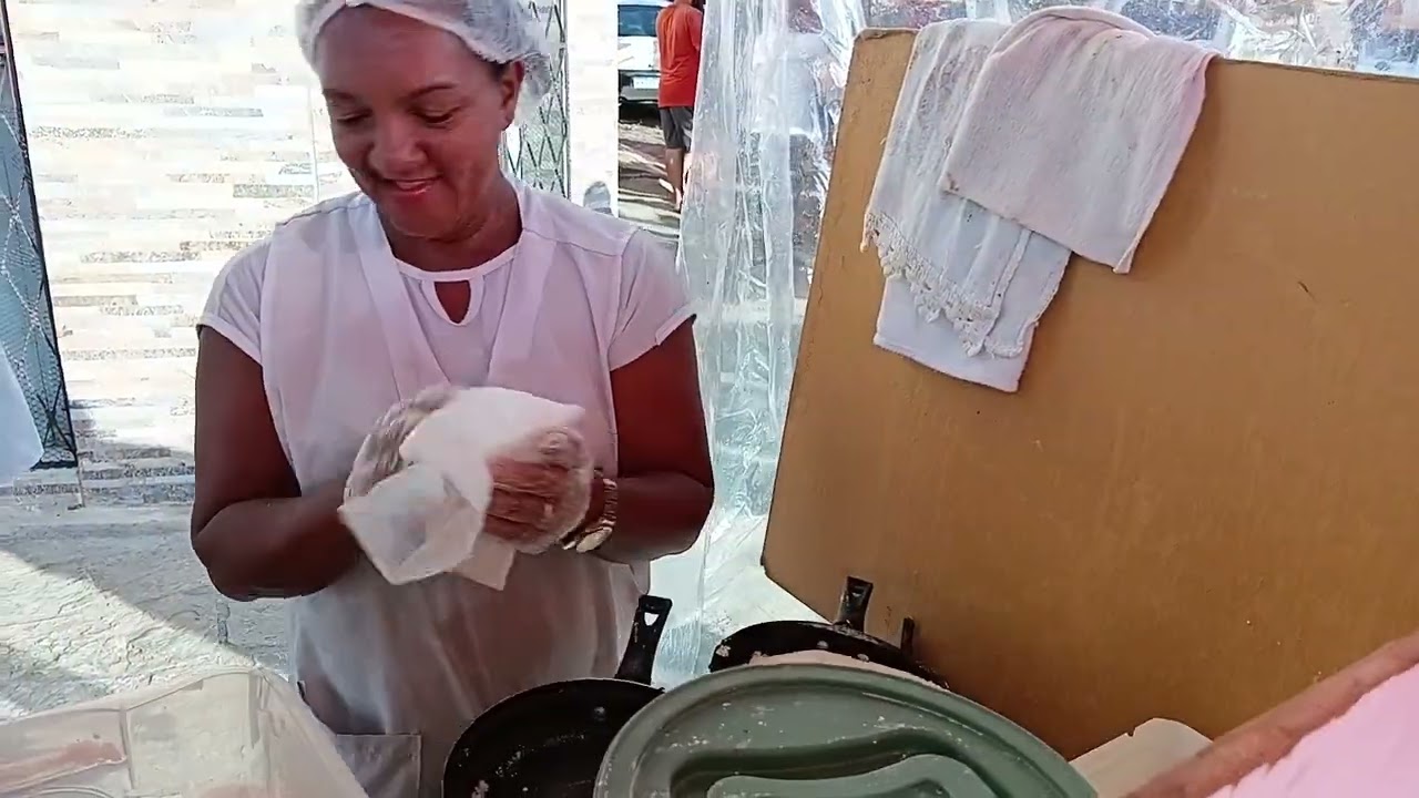 Muita gaiola e muita galinha na feira do rolo em Santa Rita na paraiba. 
