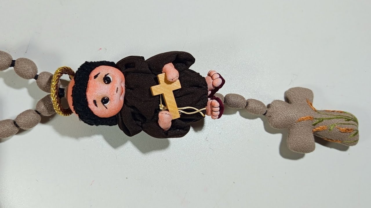 Cruz de tecido bordada a mão livre para pequeno terço de pano.(⁠*⁠❛⁠‿⁠❛⁠)
