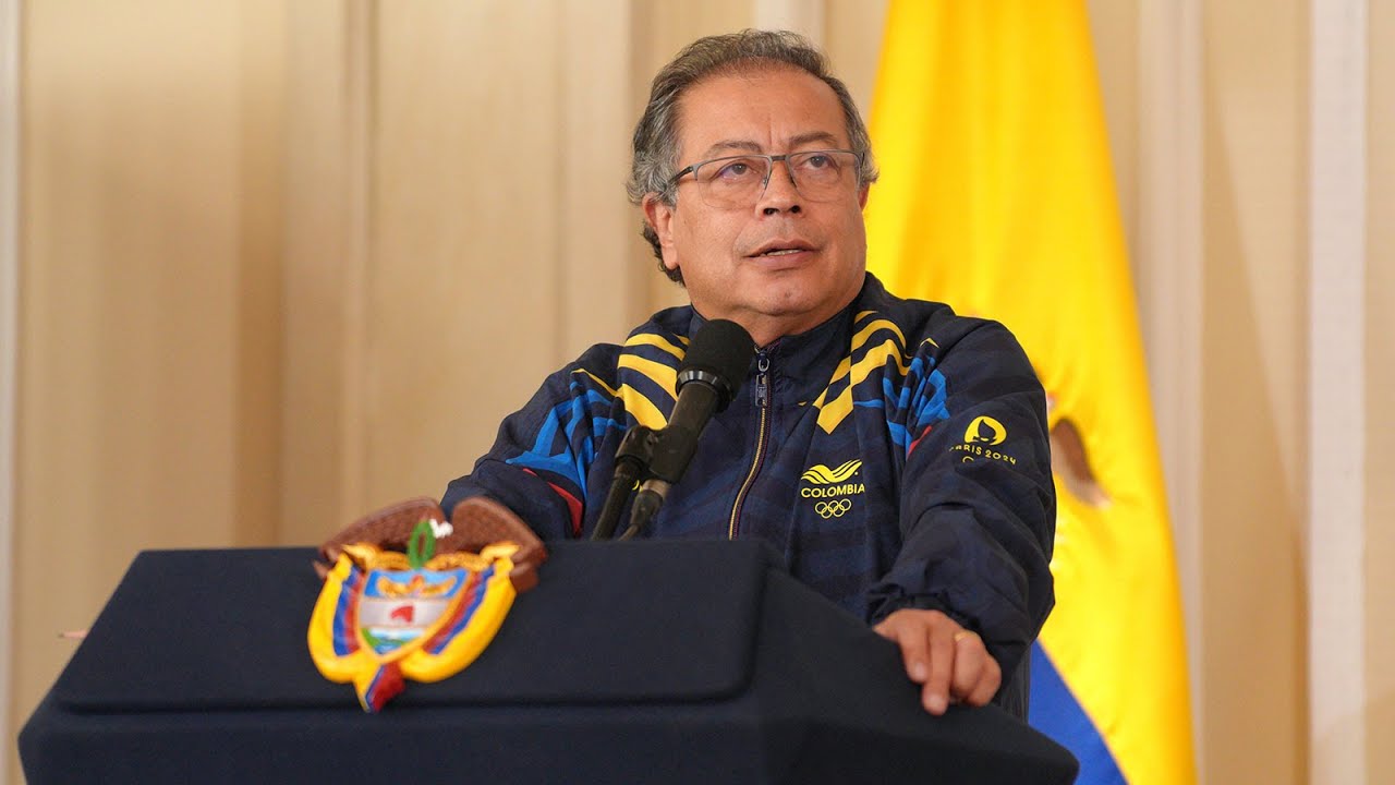 Entrega del pabellón Nacional a la delegación colombiana para los juegos Olímpicos de París 2024