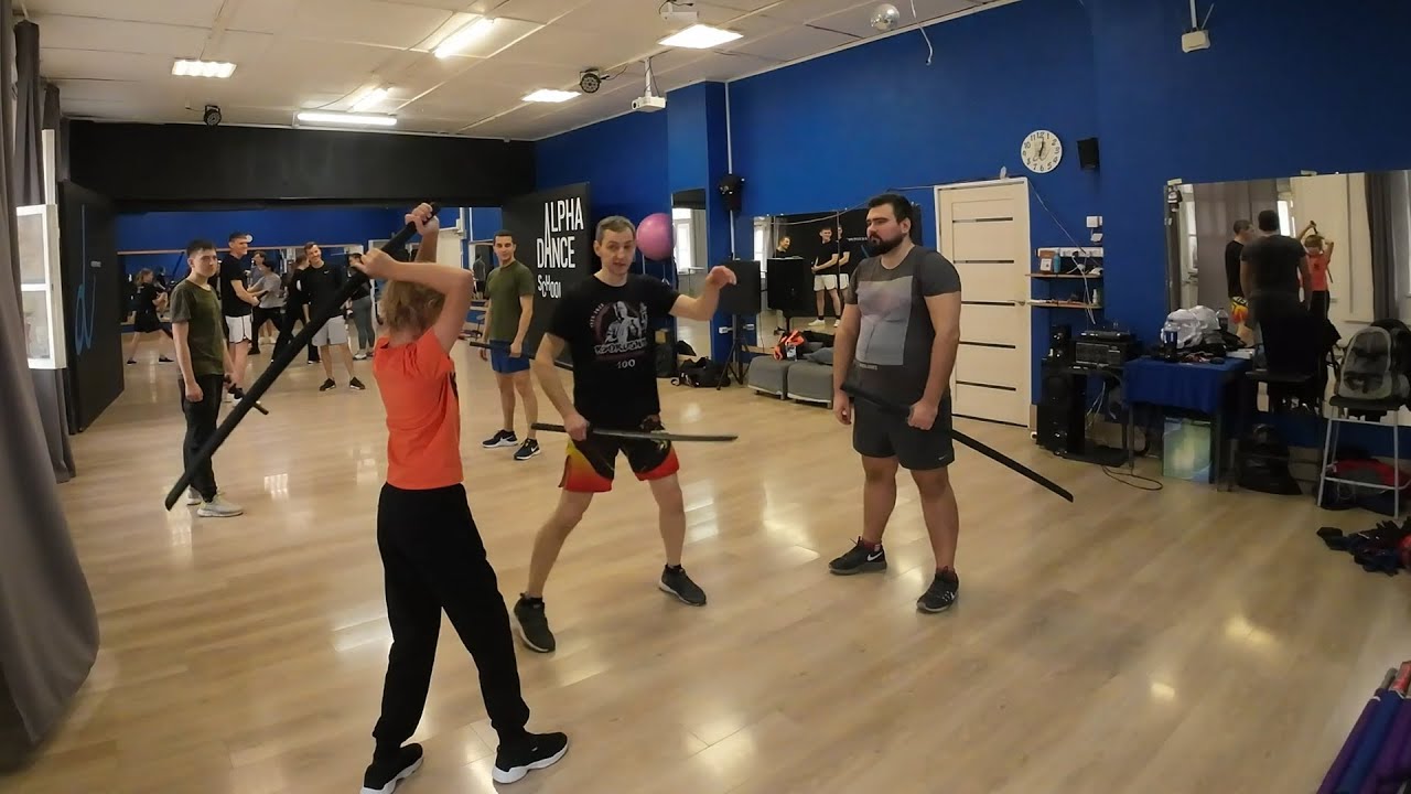 Обучение владению мечом катана на тренировке в школе японского фехтования Katana Club в октябре