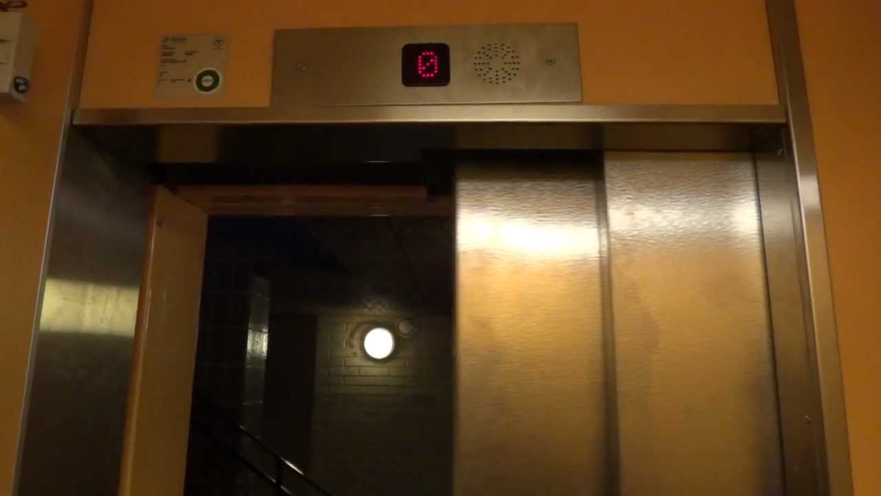 old KONE (modernized) BD traction elevator @ Norra Kyrkogatan 35, Hudiksvall, Sweden.