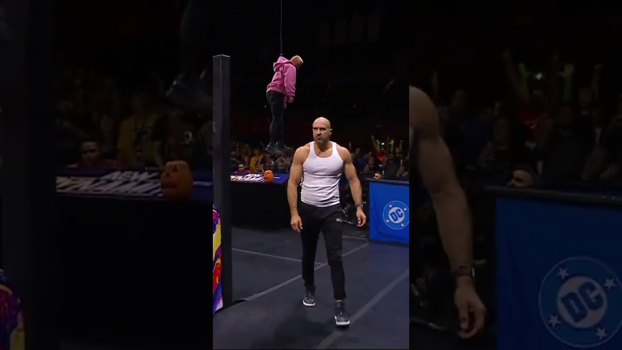#DarbyAllin спускается со стропил, чтобы помочь во время #AEWDynamite!