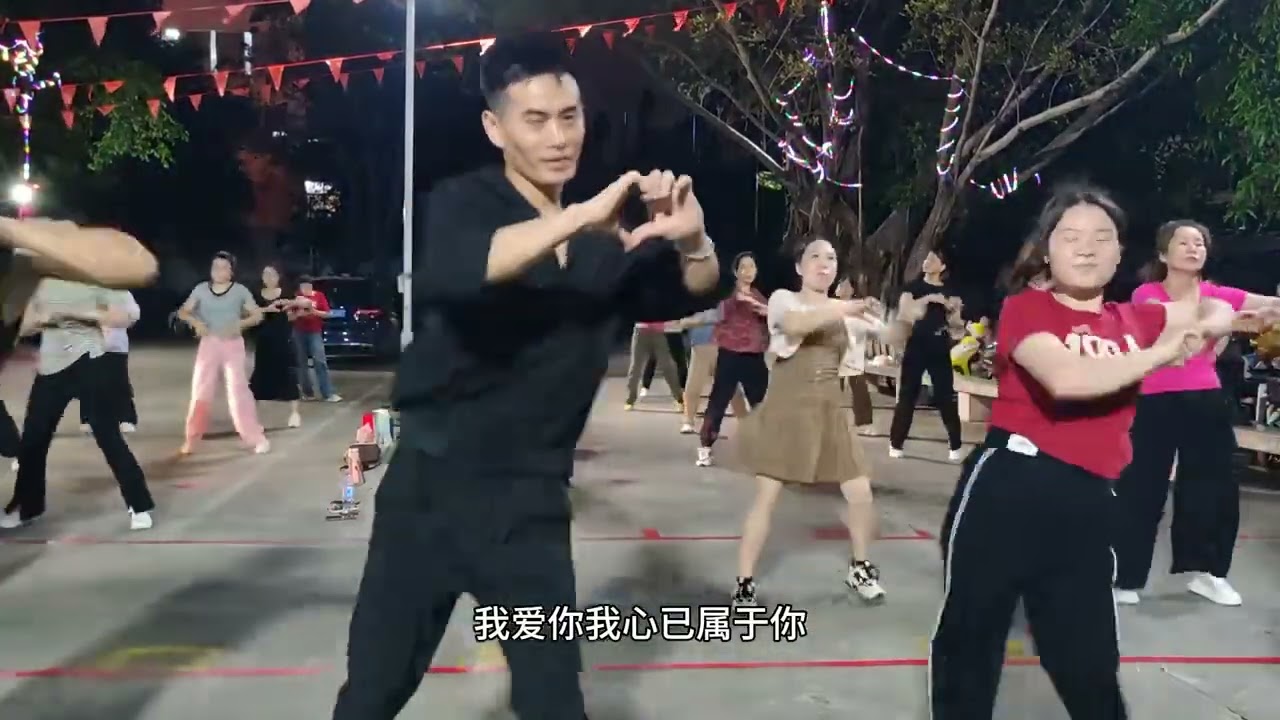 廣場舞《愛你一萬年》歲月如歌，時光藏在每個人的心間