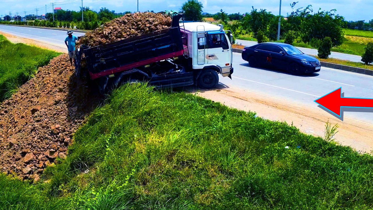 Very Good Machine Processing!! Transforming a Landfill Dumping & Dozer in Action!