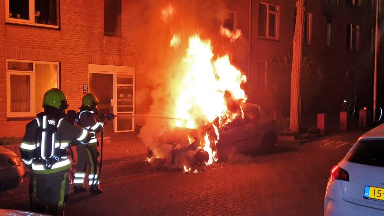 Brandweer blust autobrand in Ridderspoor