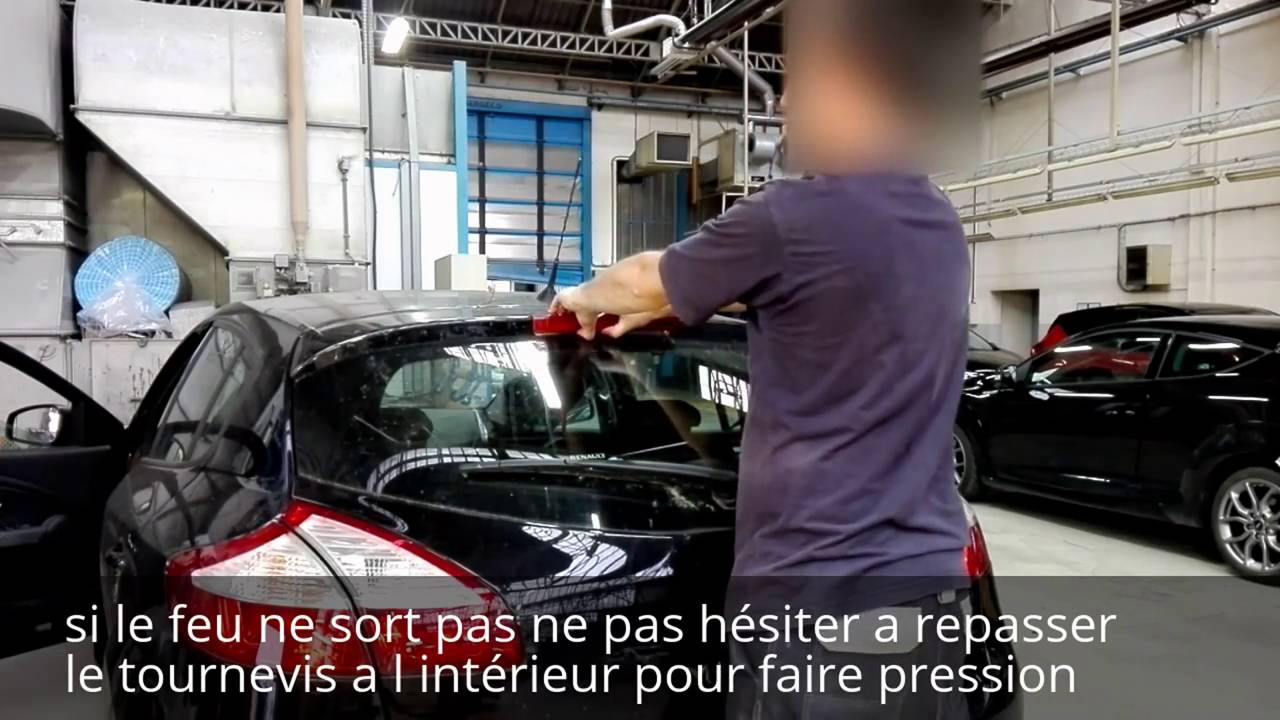 Tuto demontage 3eme feu stop Renault Megane 3/disassembly Third stop light Renault Megane 3