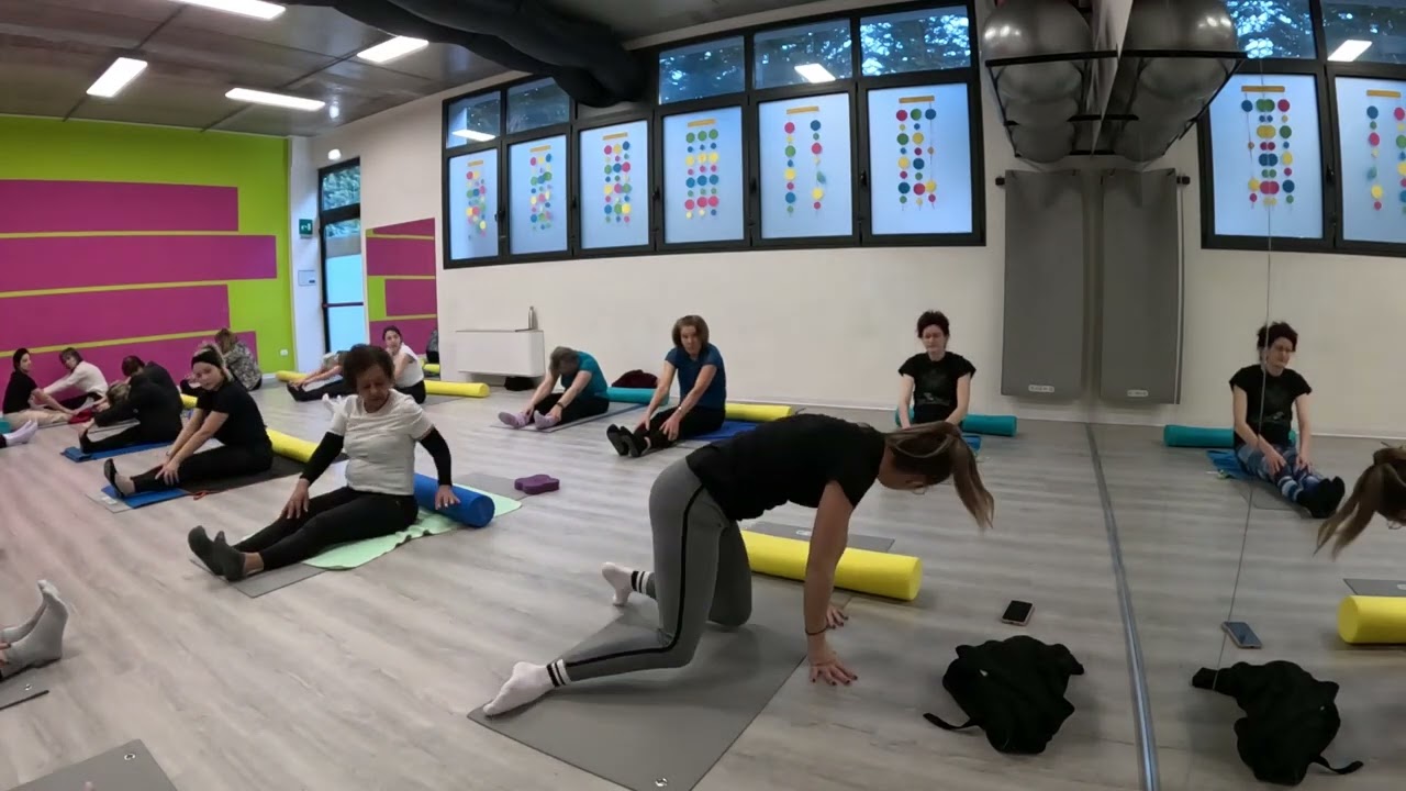 10 minuti pilates a casa – esercizi semplici con tappetino e foam roller