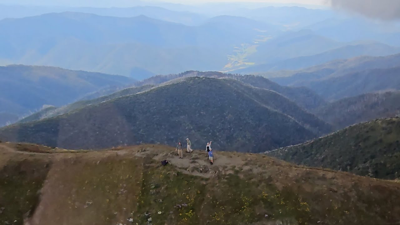 Australian MOUNTAIN GLIDING: Between rocks and cloud base