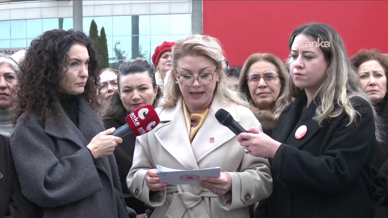 CHP Kadın Kolları Genel Başkanı Asu Kaya, Aile ve Sosyal Hizmetler Bakanlığı önünde açıklama yapıyor