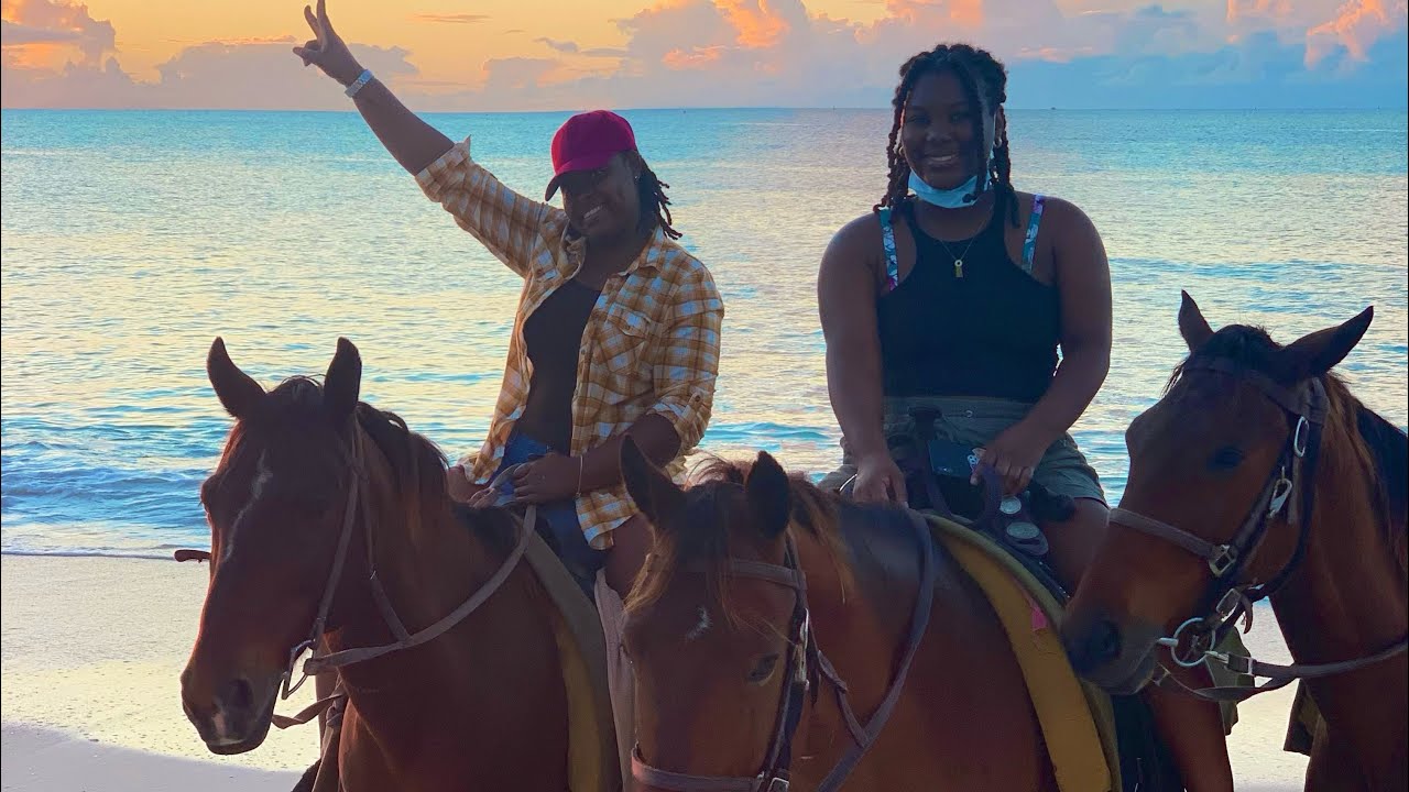 Horseback riding on the beaches of Antigua | The perfect sunset view