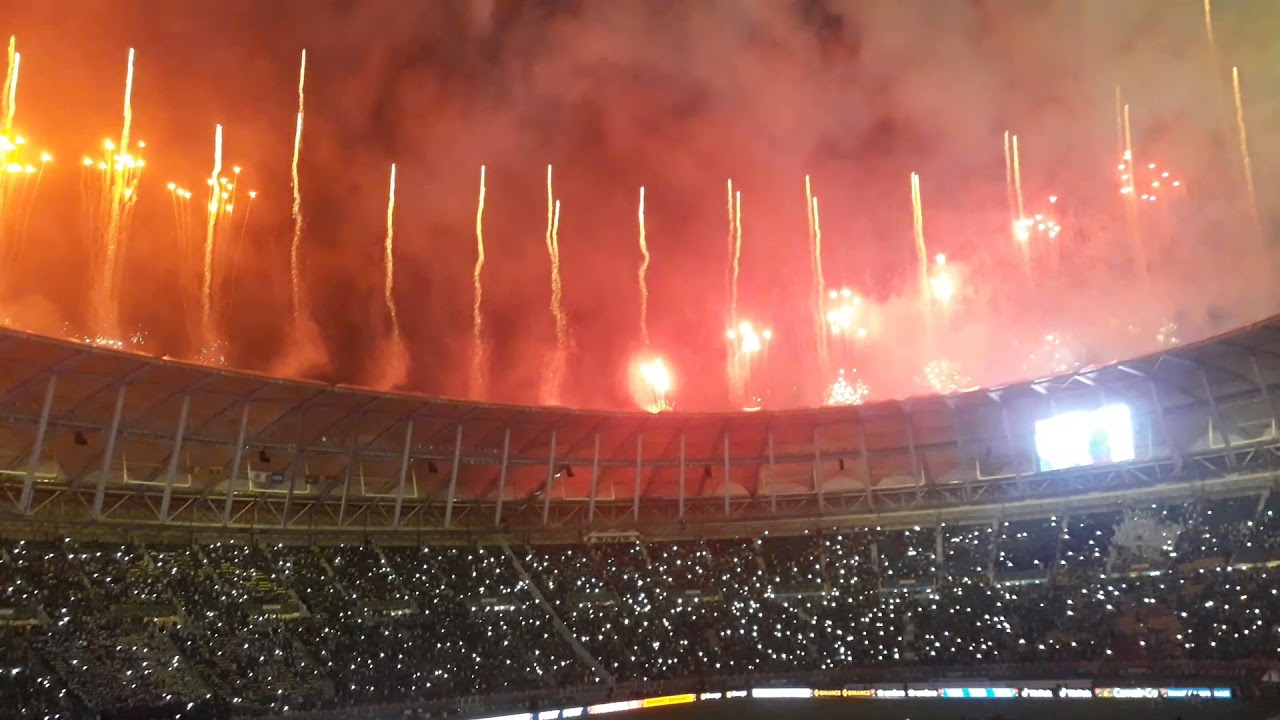 UN MOMENT MAGIQUE AU STADE OLEMBE APRÈS LA VICTOIRE DU CAMEROUN CONTRE LE BURKINA FASO