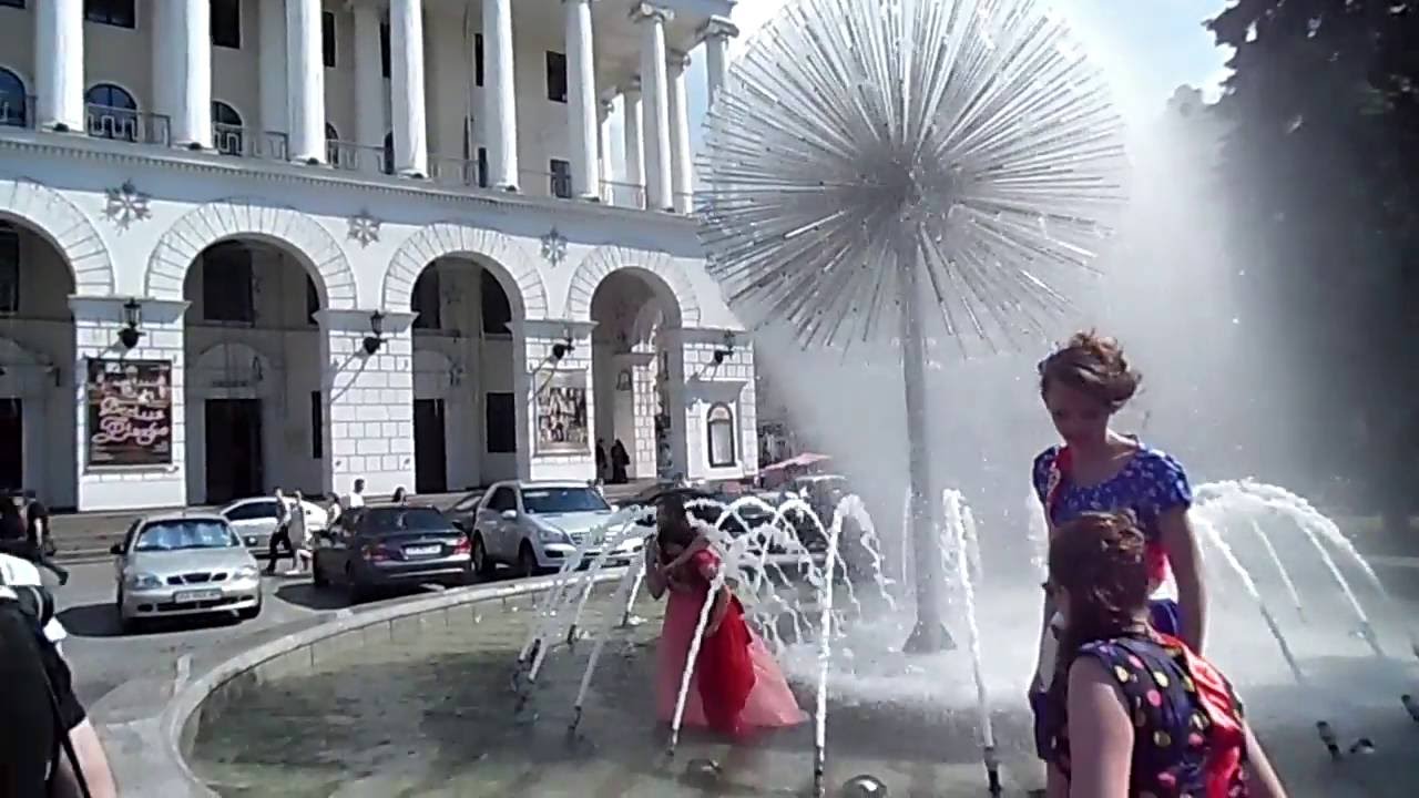Юные патриоты Украины в фонтане