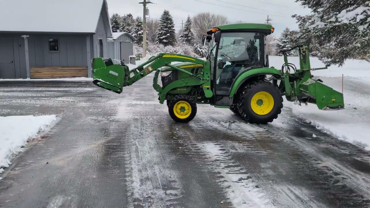 Уборка мокрого снега с помощью снегоочистителя John Deere 3033R в Мичигане