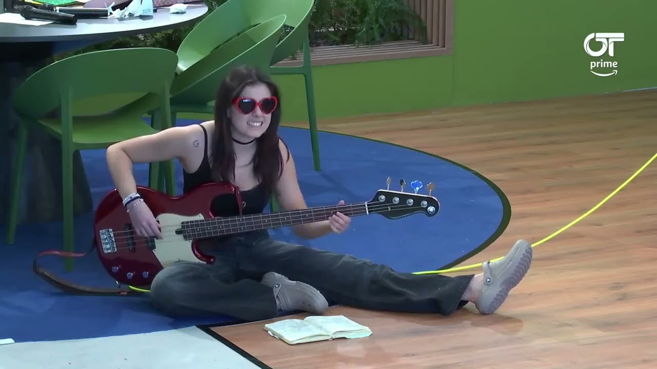 desayuno 12 enero + chiara cantando con la guitarra y bajo