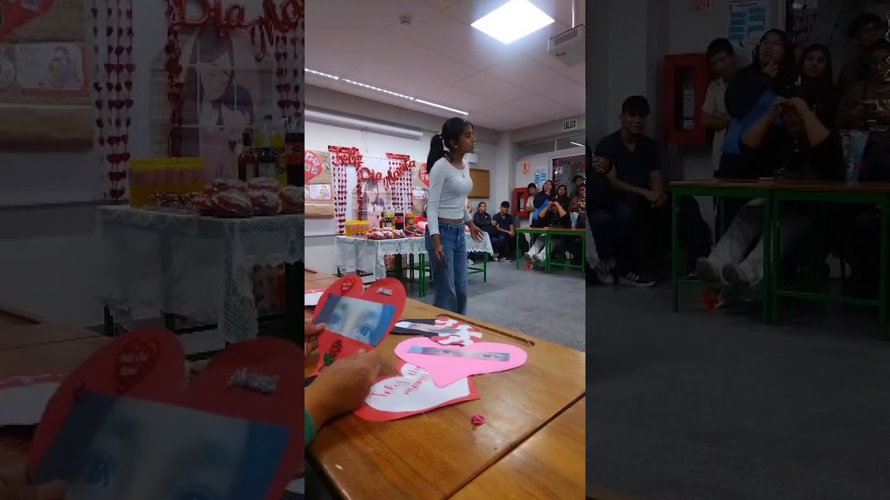 Valeria recitando una canción para el día de la madre en 5to de secundaria