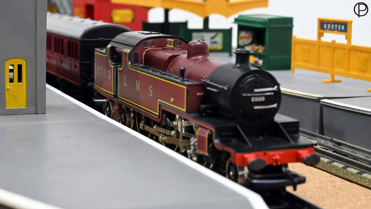 Танковый паровоз Hornby Railways R.055 L.M.S. 2-6-4 с пригородными вагонами