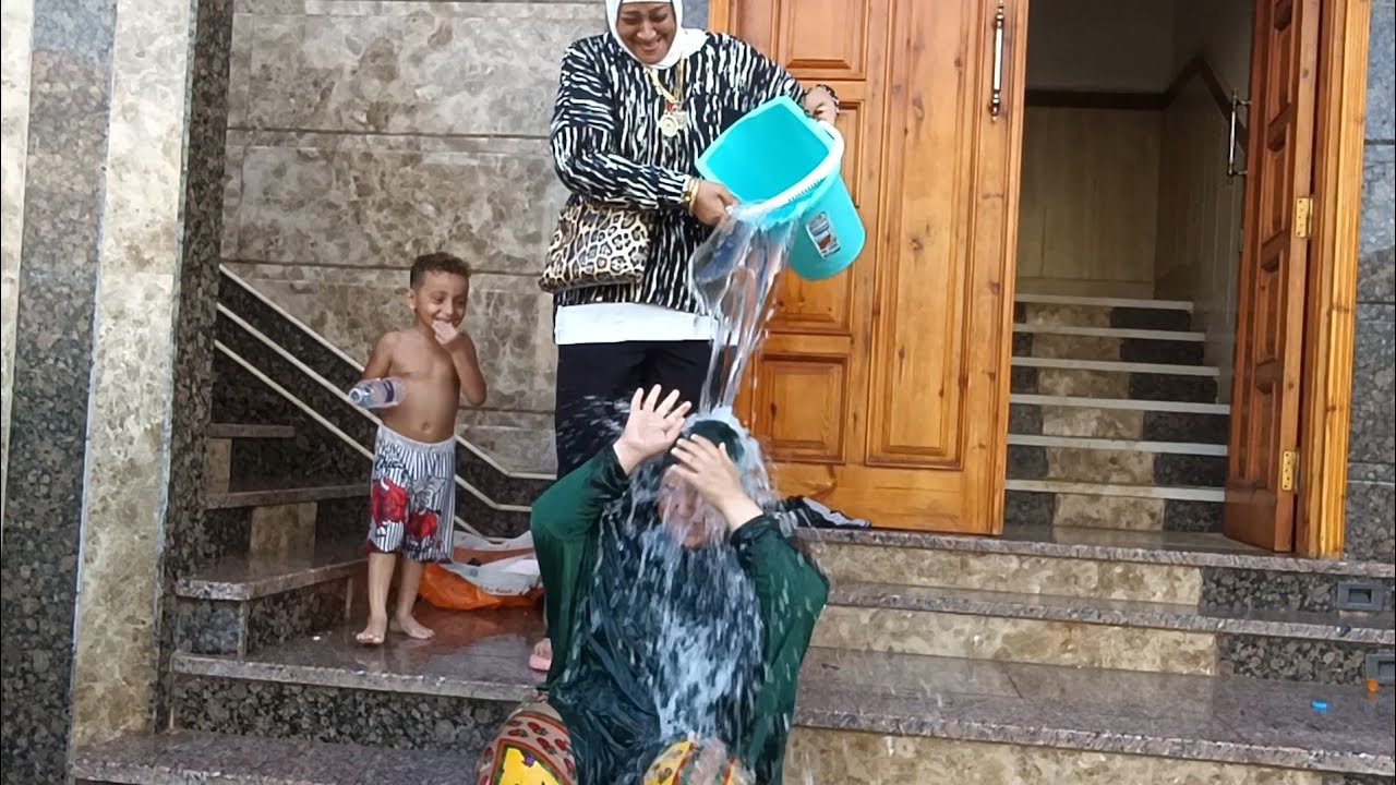 مسرحيه كوميديه في الشارع مع صراع المياه وكميه ضحك السنين 😂😂
