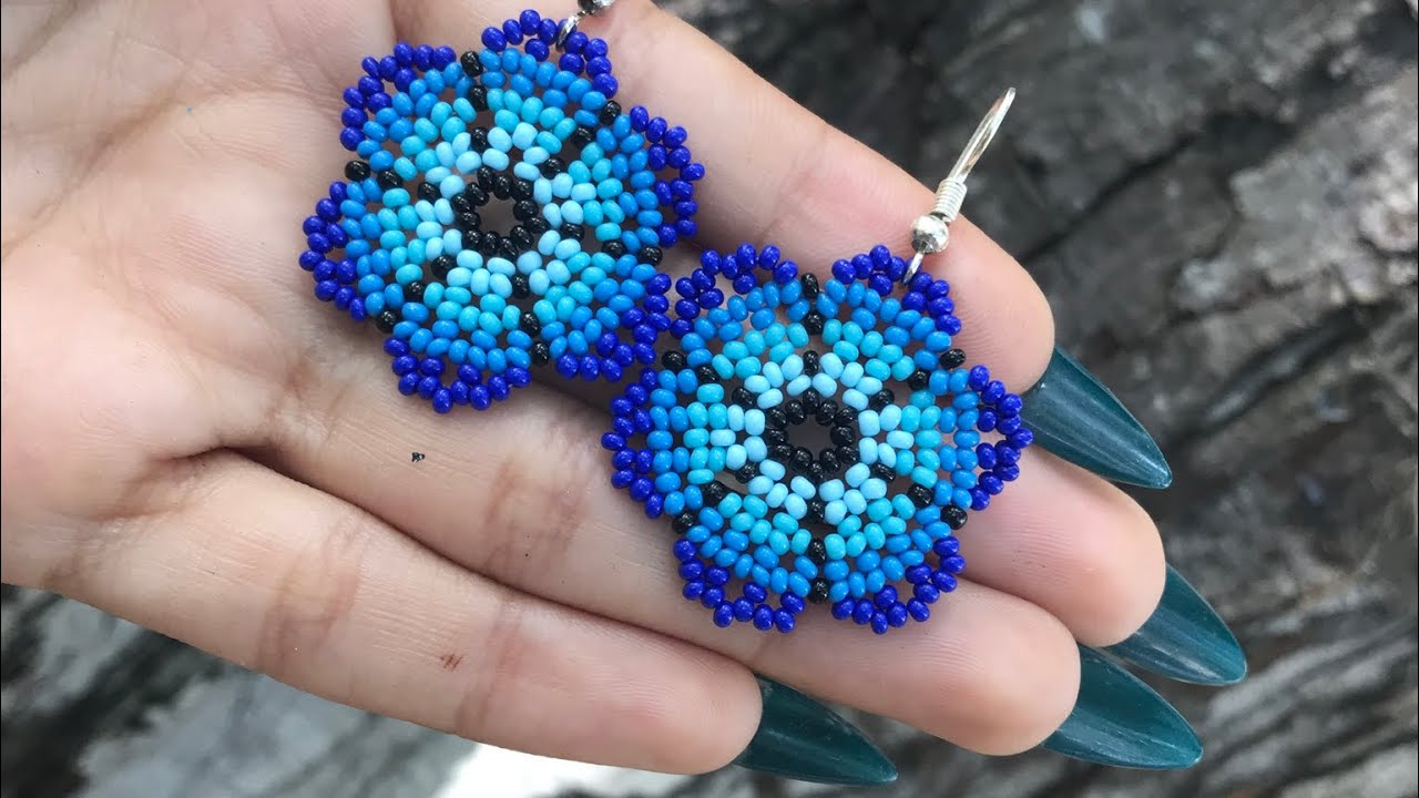ARETES EN MOSTACILLA /flor roja