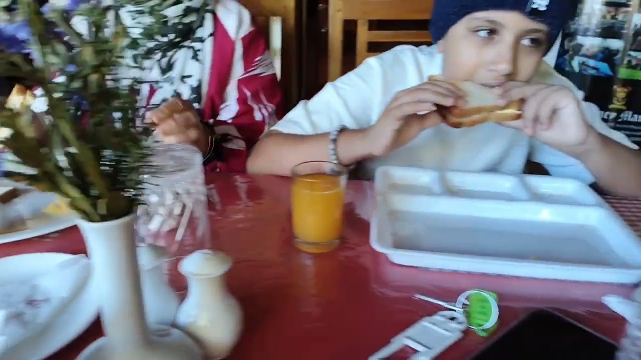 زكريا  دوز  نهار  زوين فطور كلاس 😋 مابغاش يمشي بصراحة جنة فوق الأرض