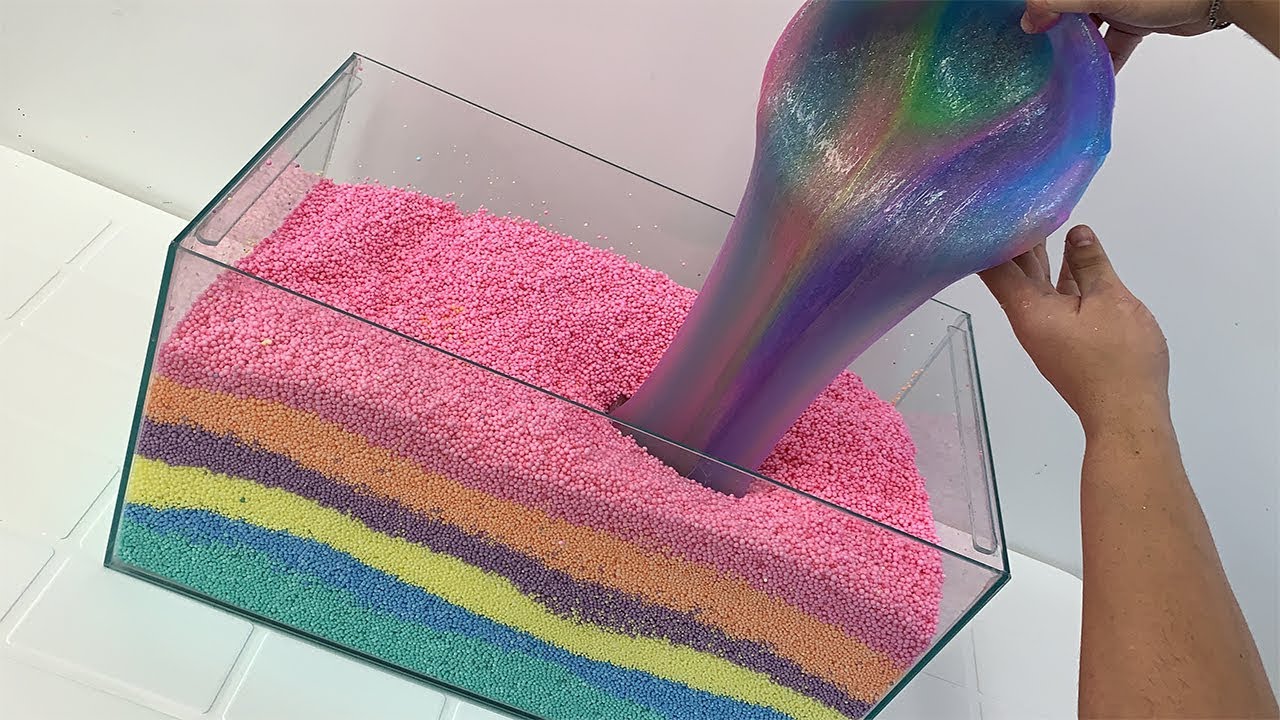 JOGUEI O SLIME BRILHANTE COLORIDO NO AQUÁRIO GIGANTE DE BOLINHAS COLORIDAS (Mega satisfatório)