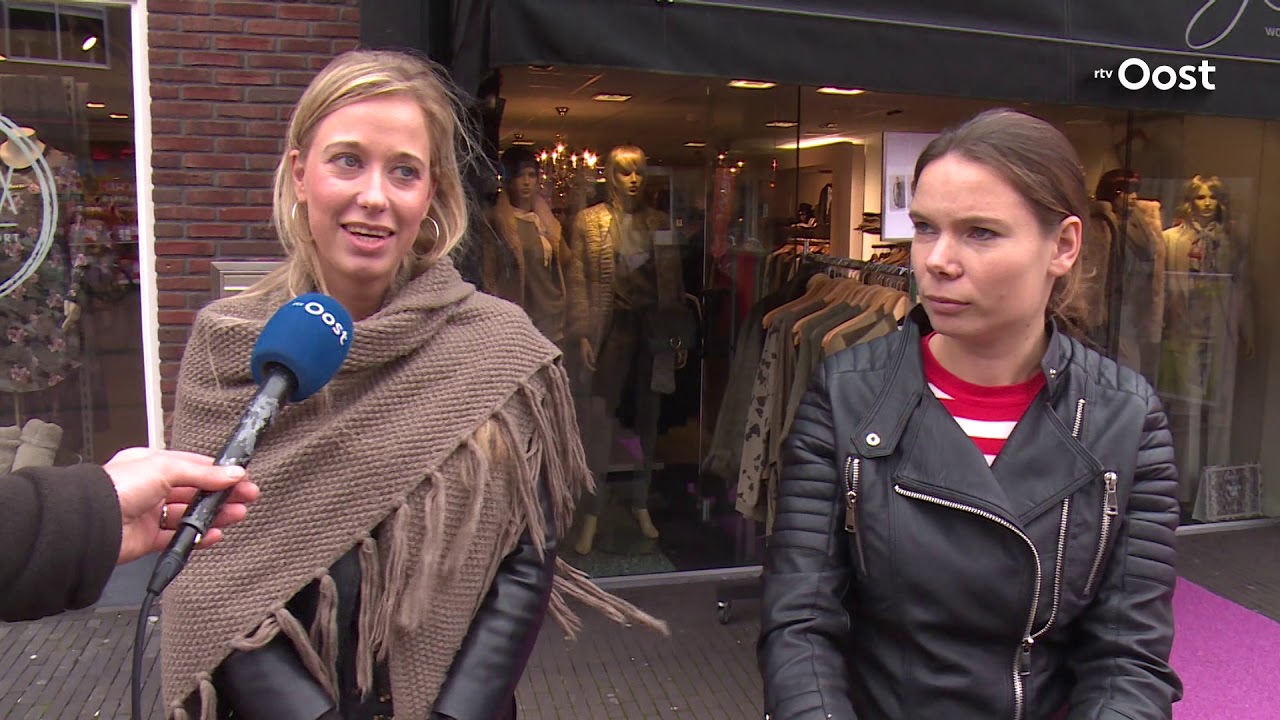 Wethouder in Rijssen-Holten hijst regenboogvlag voor coming-outdag