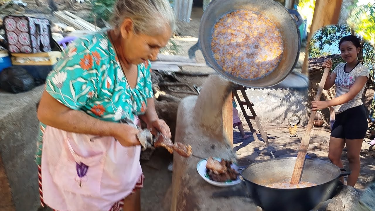 Niña chenta haciendo chicharrones 😋🤗
