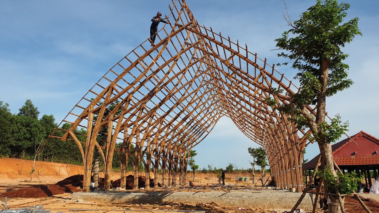 thợ thi công nhà tre uốn cong ở Quảng Trị,nhà tre đẹp,nhà tre mái lá