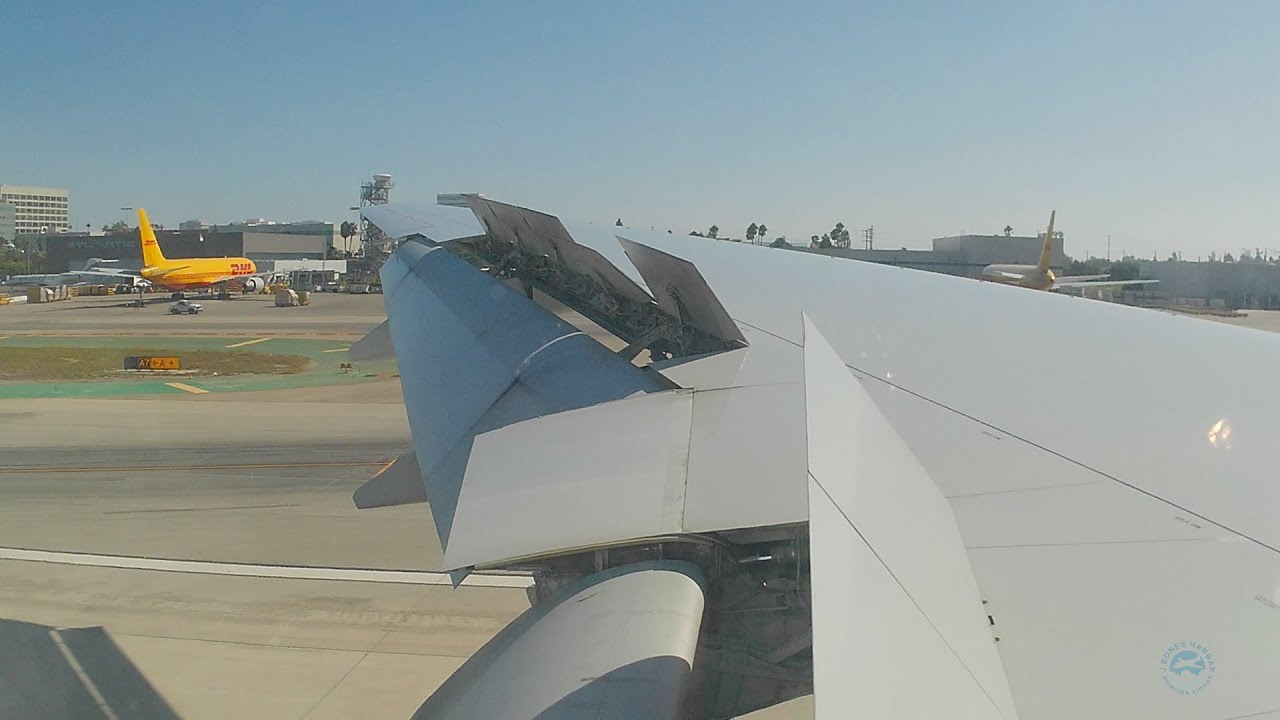 United Airlines B777-222 Landing LAX Runway 25L Taxi to Gate Great Sounds Nice Sunny Day 10/14/2023